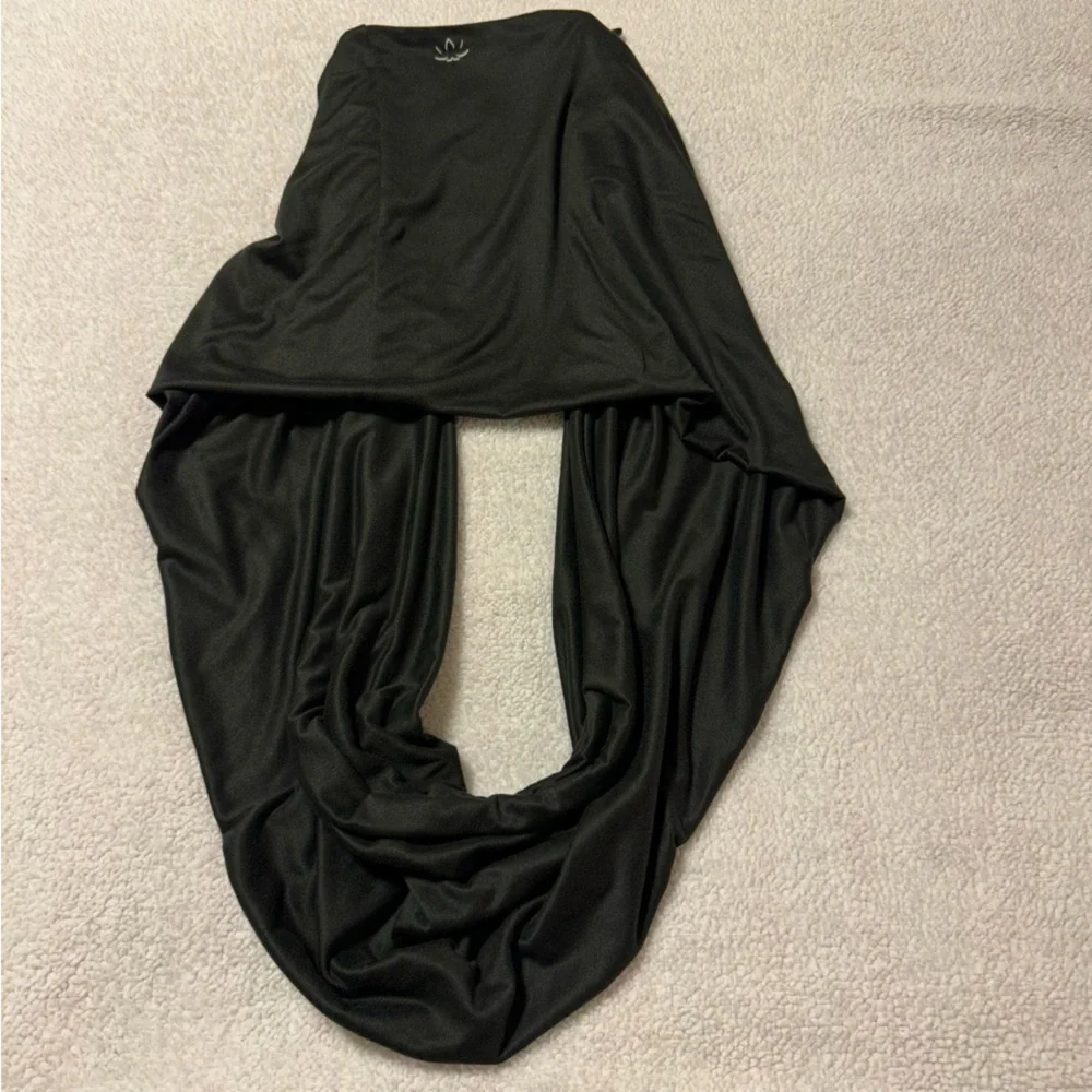BEYOND YOGA Hidden Pocket Infinity Scarf Zipper Pocket Black Brown Soft